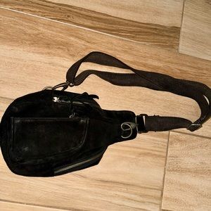 FREE PEOPLE-Hudson Sling Bag (color black)